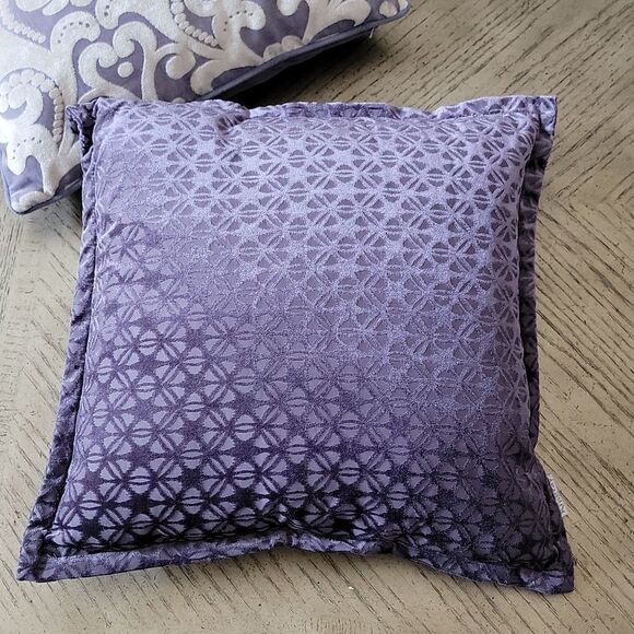 20x20 decorative velvet throw pillow with zipper Kingray💜 - Picture 5 of 8